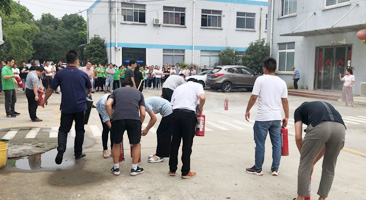 安全生產(chǎn)，消防結(jié)合，預(yù)防為主。--雙德譽(yù)進(jìn)行消防演練