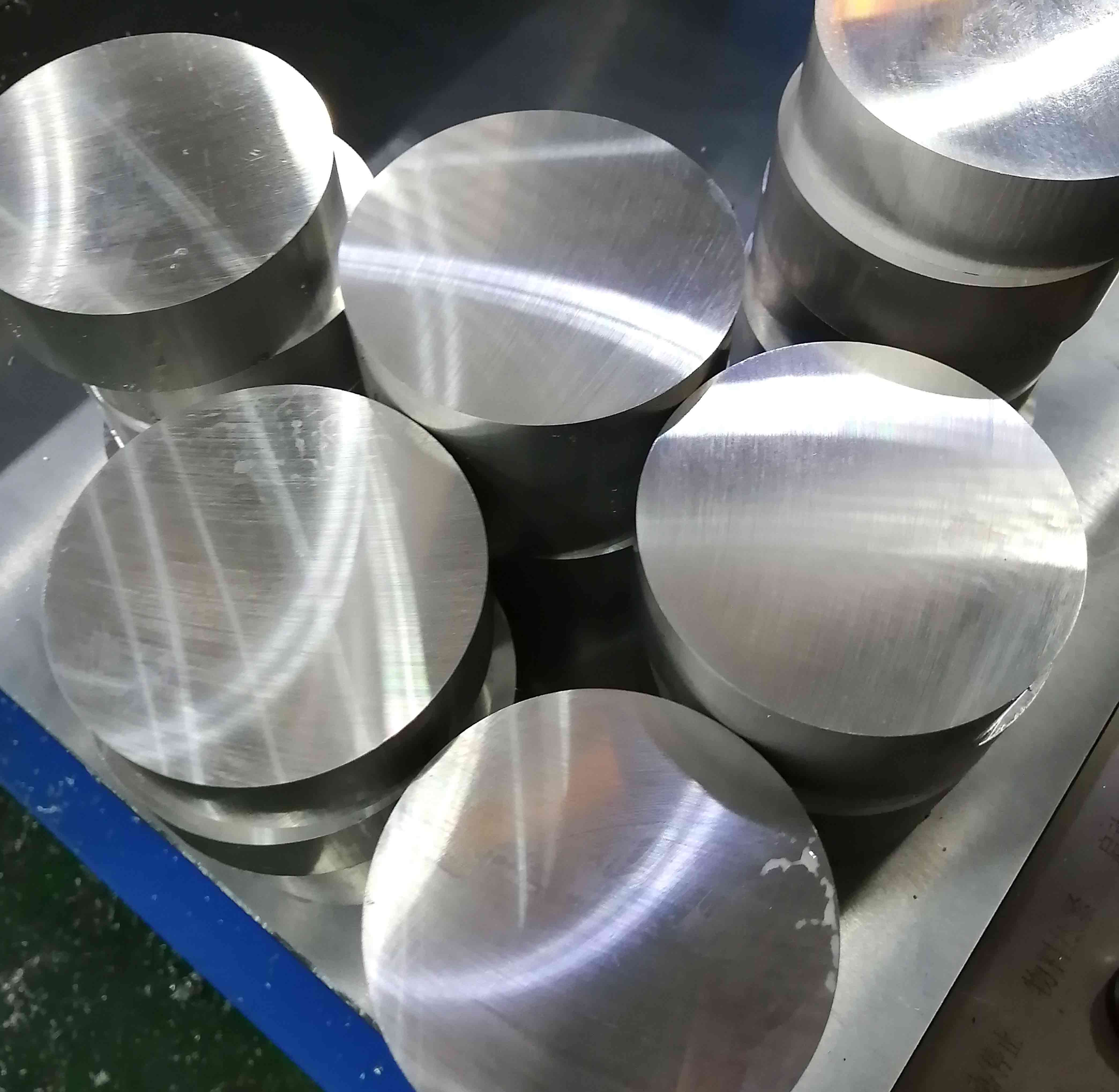 【日本】實心鋁棒切割機同時鋸切兩根100mm直徑鋁棒，超光滑