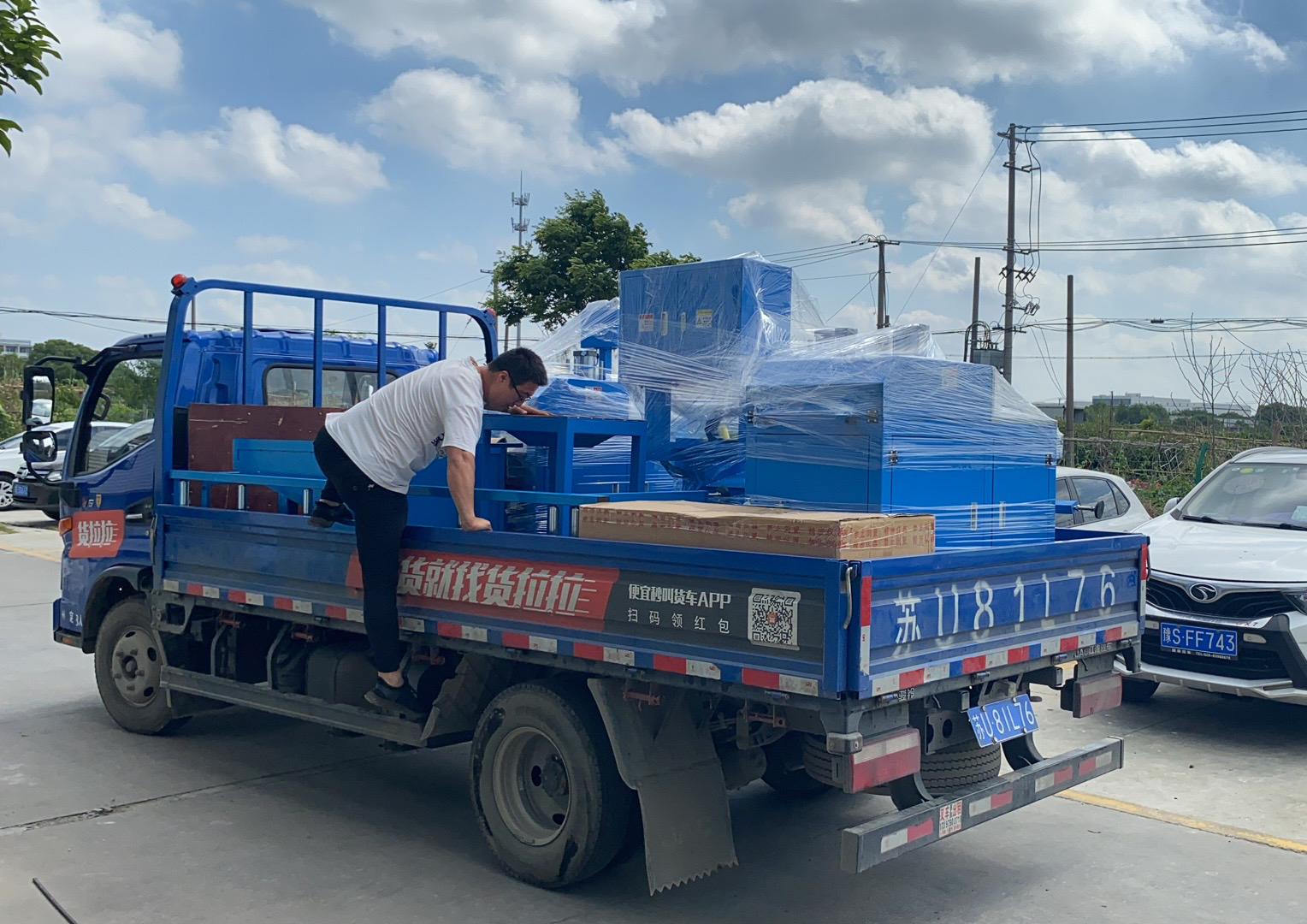 【上?！靠蛻衄F場使用SDY-Q450鋸切機切割特斯拉汽車零配件