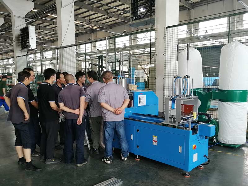 全自動切鋁機(jī)出庫、交機(jī)、調(diào)試，忙碌充實的一天