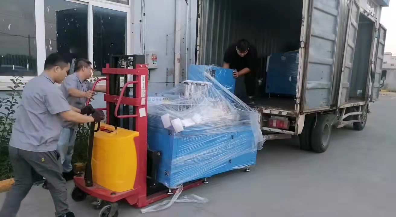 中秋假期第一天，我司一次性發(fā)貨兩臺全自動切鋁機(jī)