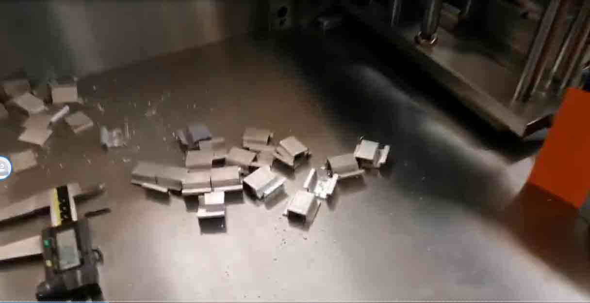 新能源汽車配件切割使用我司全自動切鋁機設備現(xiàn)場