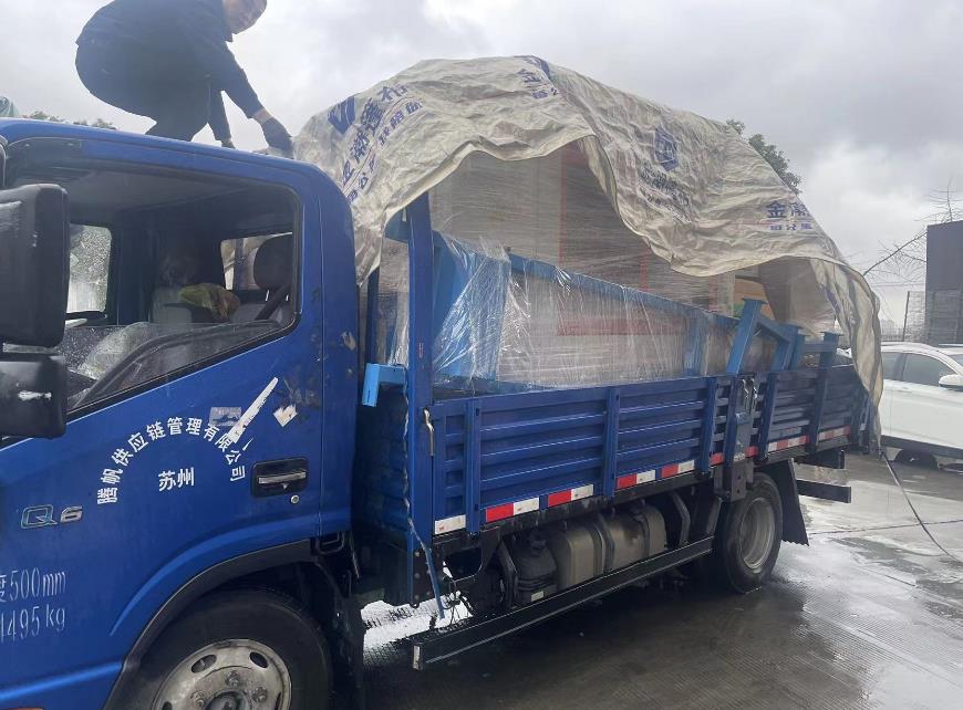 小年這天,冒雨發(fā)貨兩臺全自動切鋁機設備到江西