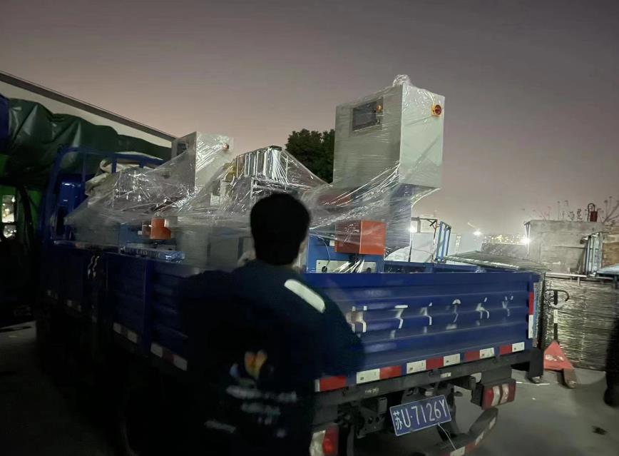 趕到天黑發(fā)貨,2臺鋁材切割機設備發(fā)貨浙江余姚經(jīng)銷商處